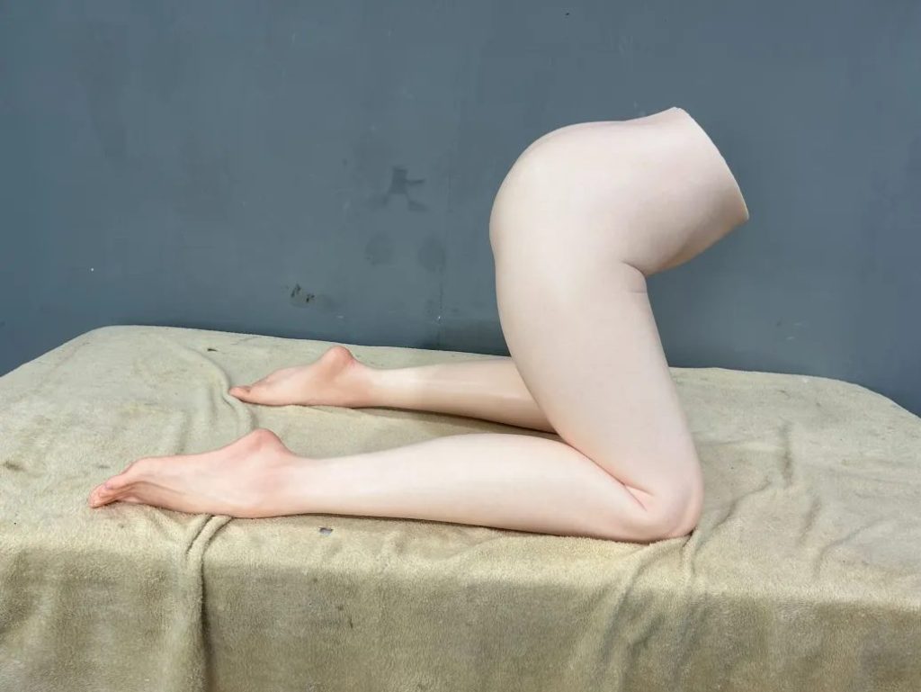 腰から足先まであるタイプの下半身ラブドール