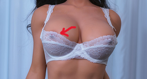 乳首がブラジャーからはみ出しているラブドール