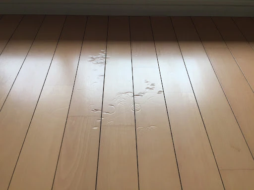 傷付いた床